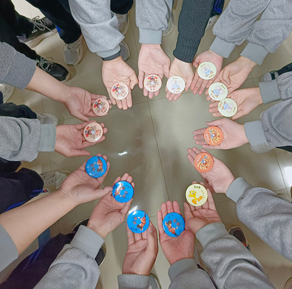學(xué)校為考生定制的勵志徽章.jpg